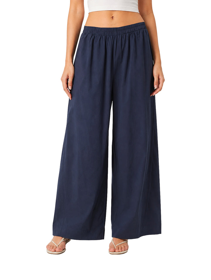 Pantalón ATOK color navy de pierna ancha y cintura elástica.