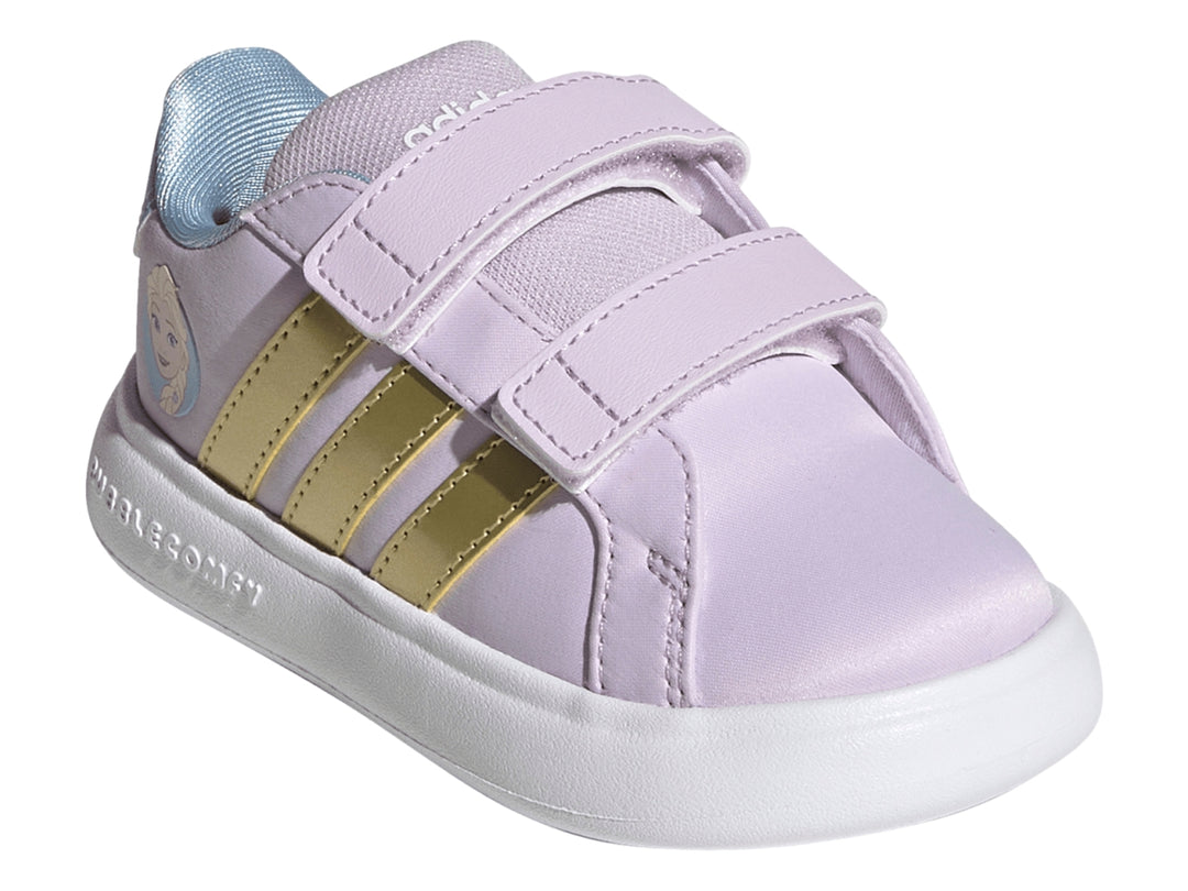 Tenis Adidas Grand Court 3.0 color lila con rayas doradas y personaje de Elsa de Frozen para niña.