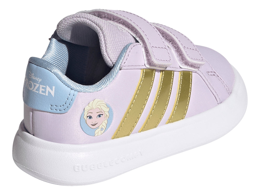 Tenis Adidas Grand Court 3.0 color lila con rayas doradas y personaje de Elsa de Frozen para niña.