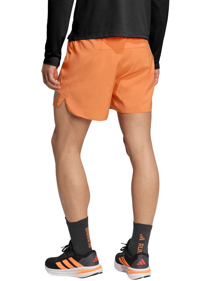 Hombre vistiendo shorts deportivos color naranja de la marca Adidas