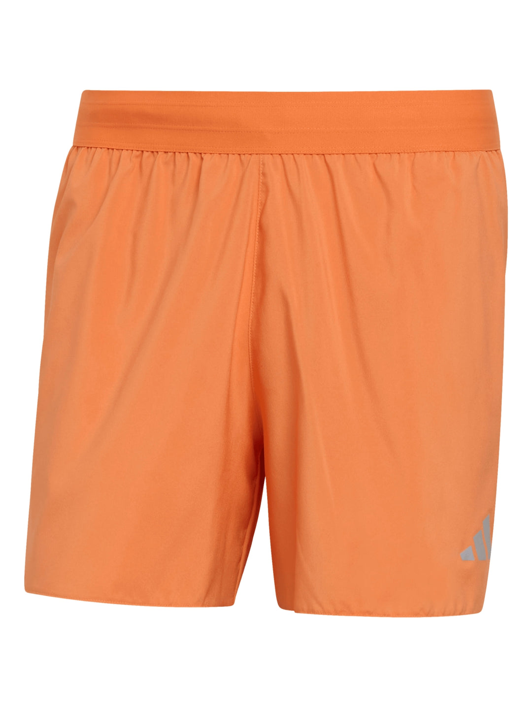 Hombre vistiendo shorts deportivos color naranja de la marca Adidas