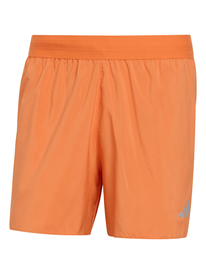 Hombre vistiendo shorts deportivos color naranja de la marca Adidas