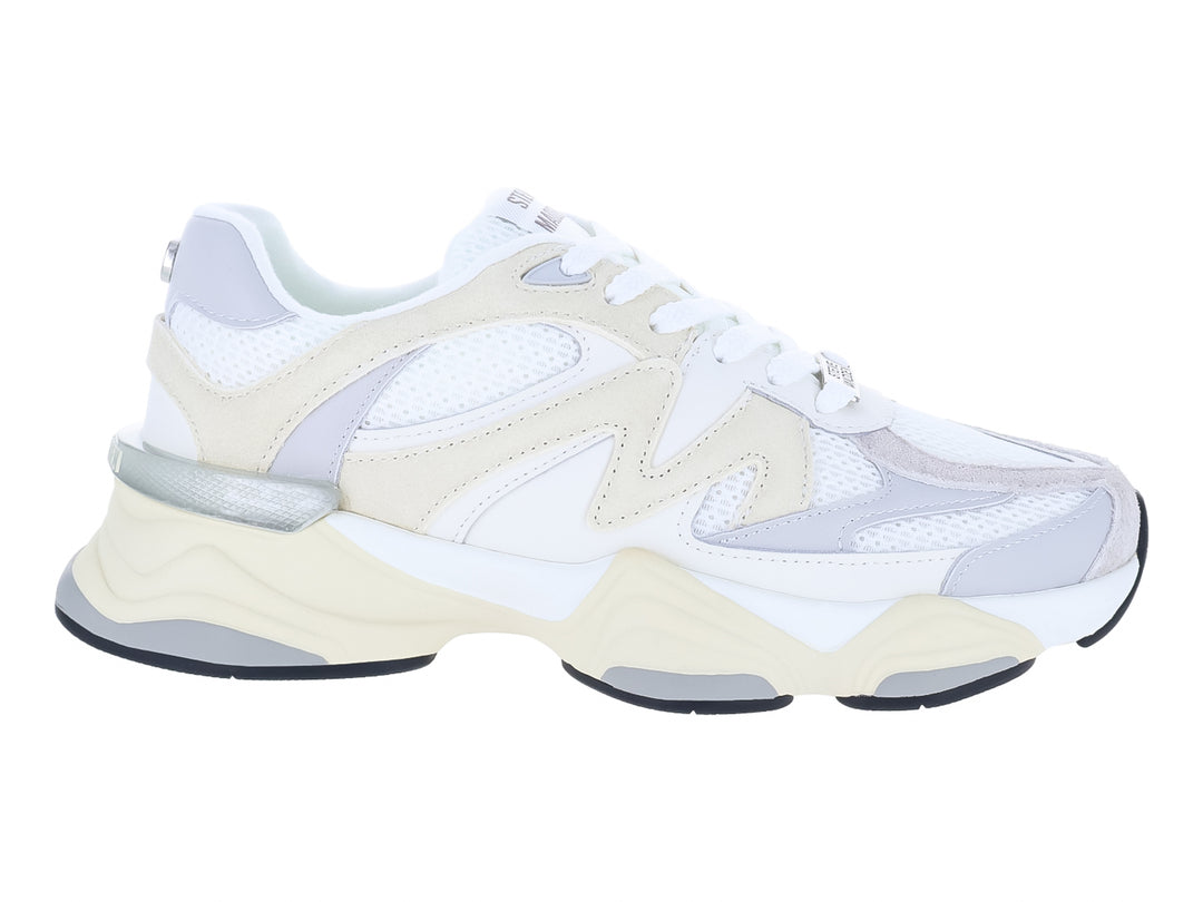 Tenis chunky Steve Madden color blanco y gris claro con detalles en malla y suela gruesa.