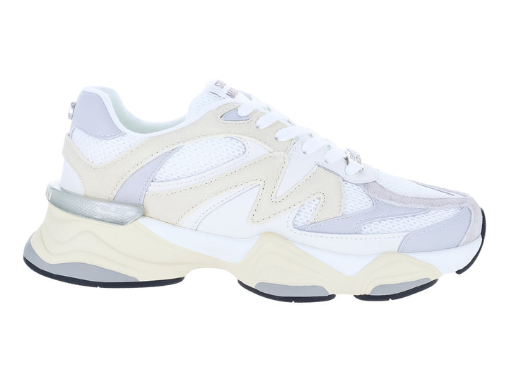 Tenis chunky Steve Madden color blanco y gris claro con detalles en malla y suela gruesa.