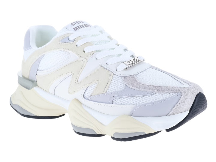 Tenis chunky Steve Madden color blanco y gris claro con detalles en malla y suela gruesa.