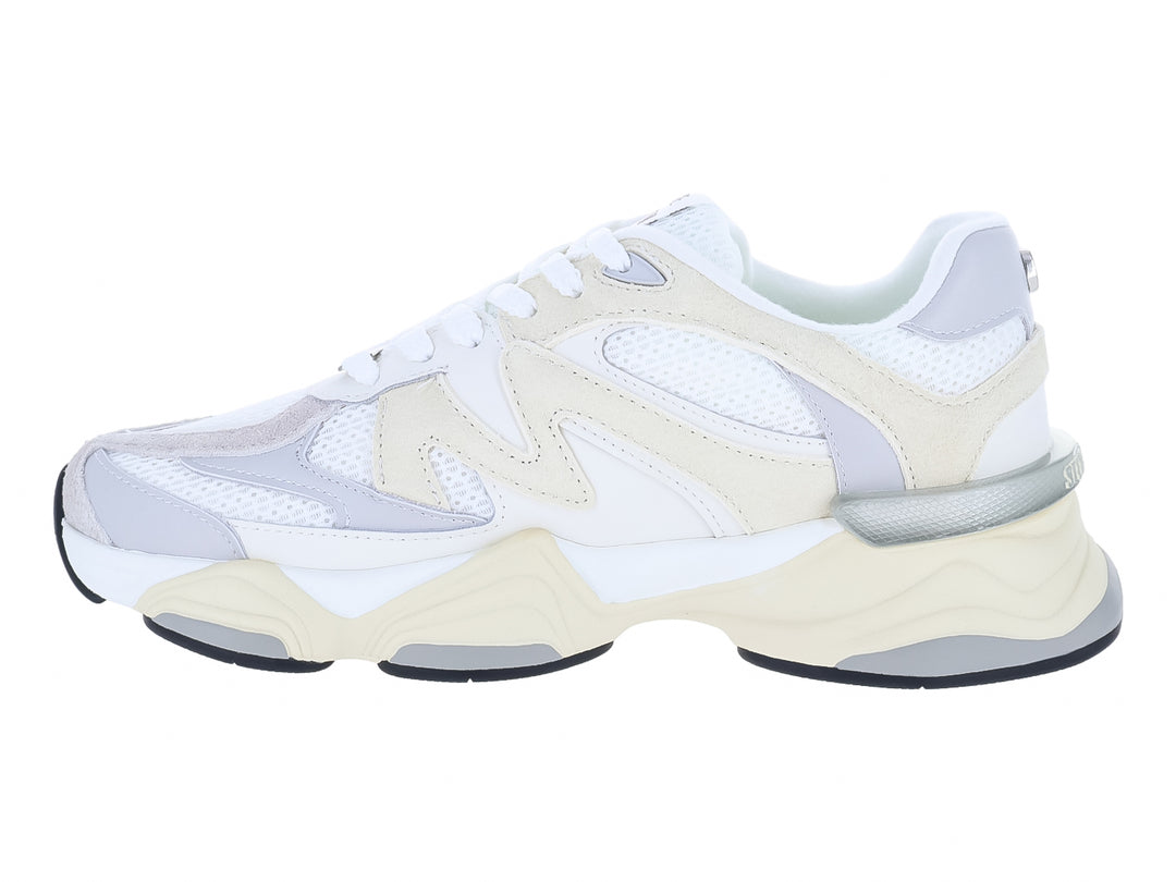 Tenis chunky Steve Madden color blanco y gris claro con detalles en malla y suela gruesa.