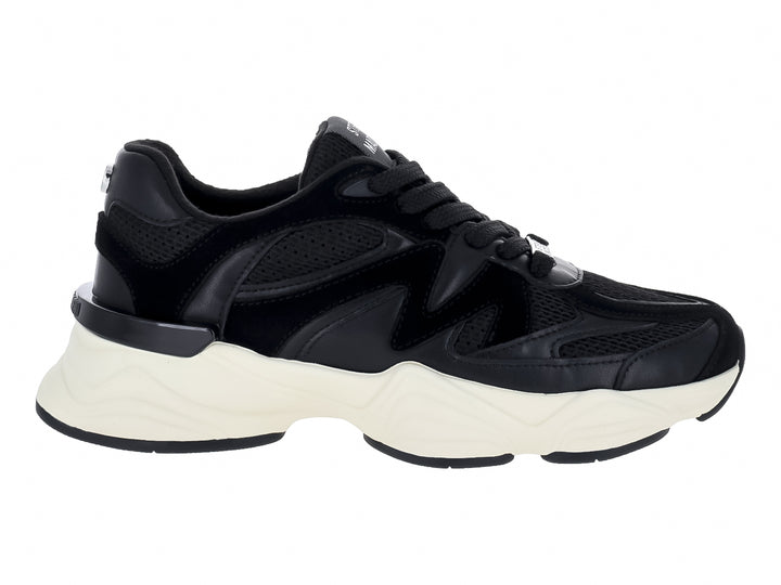 Tenis Steve Madden color negro con suela gruesa color blanco para mujer.