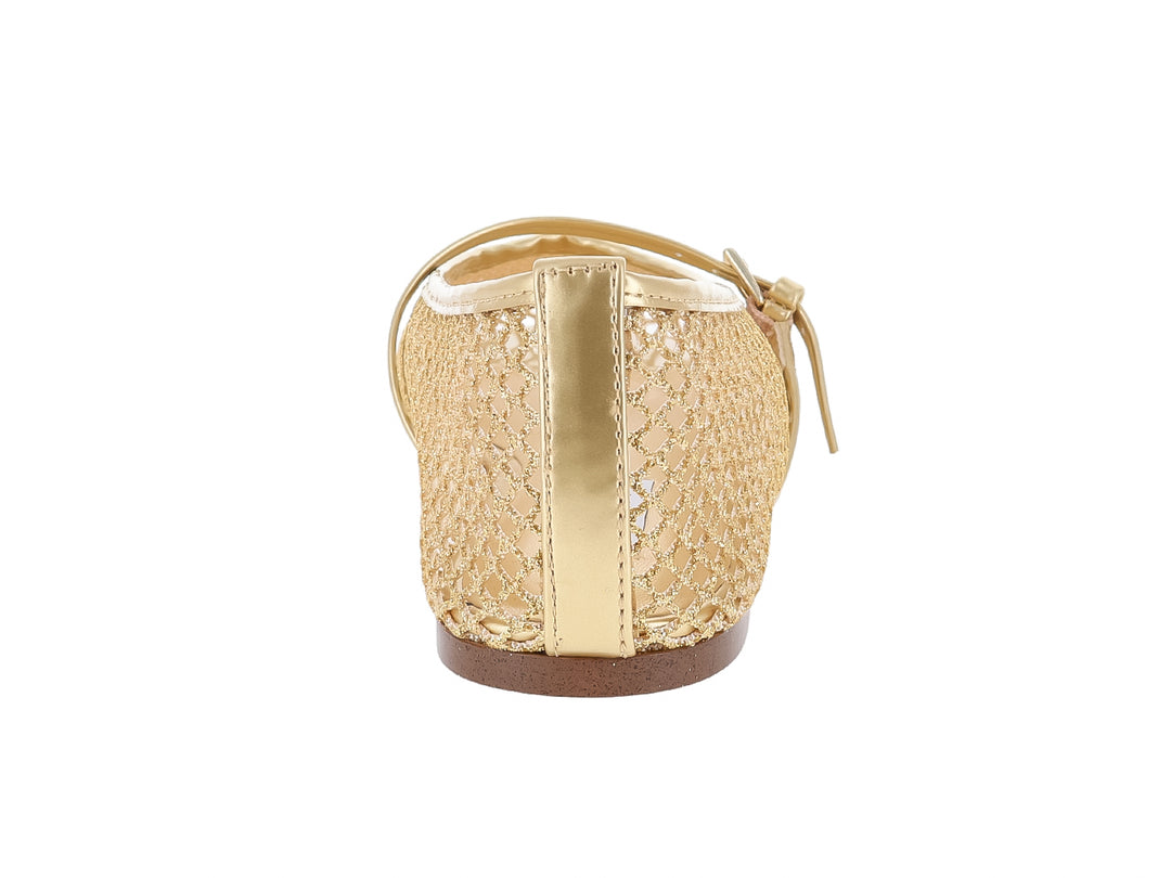 Zapato plano tipo ballerina dorado para mujer con acabado de malla y hebilla.
