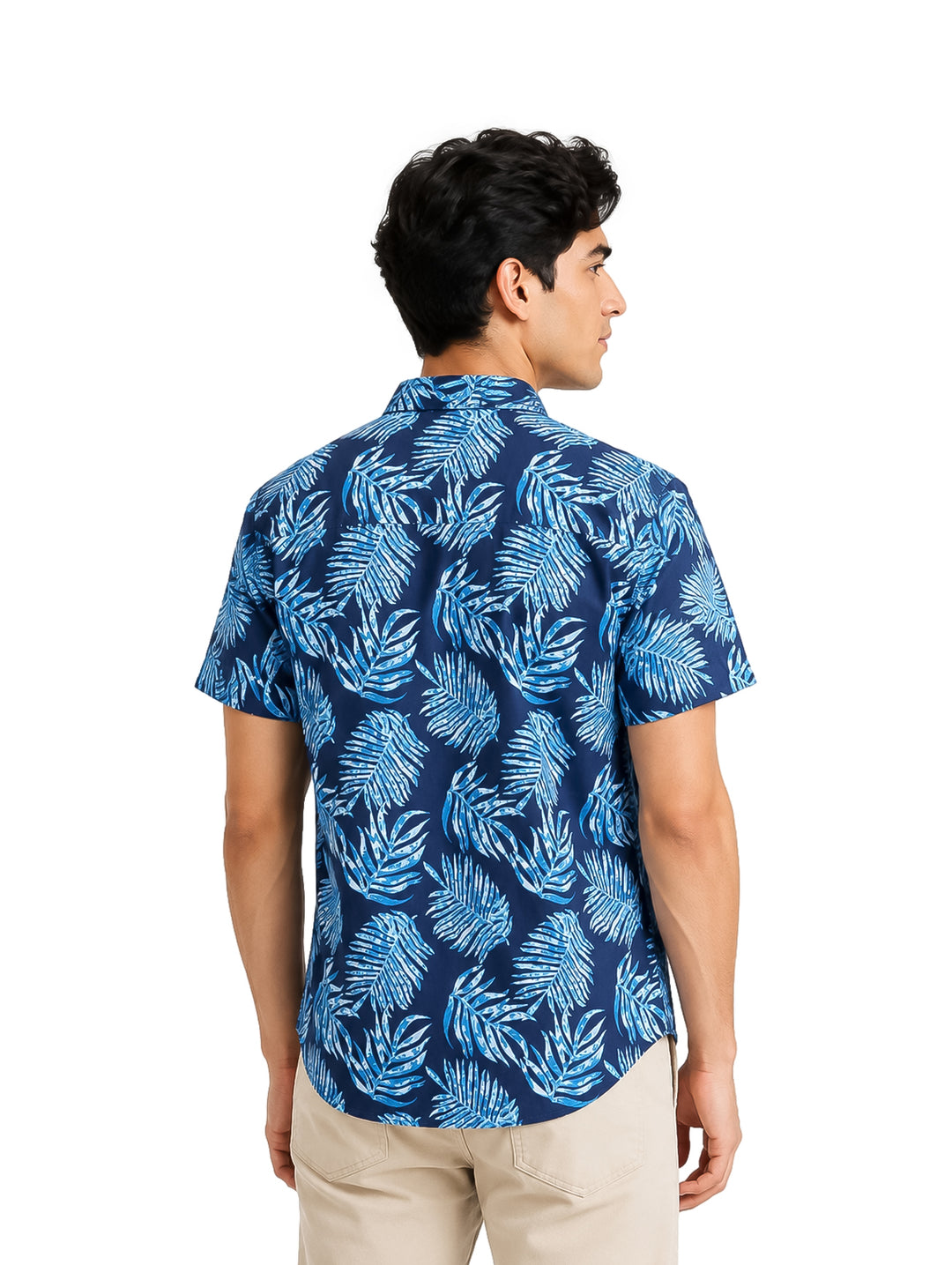 Hombre vistiendo camisa casual de manga corta color azul marino con estampado de hojas en tonos claros.