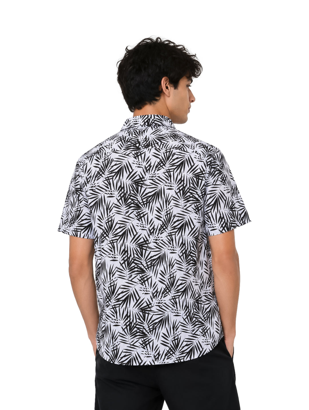 Camisa de manga corta blanca con estampado de hojas negras para Hombre.
