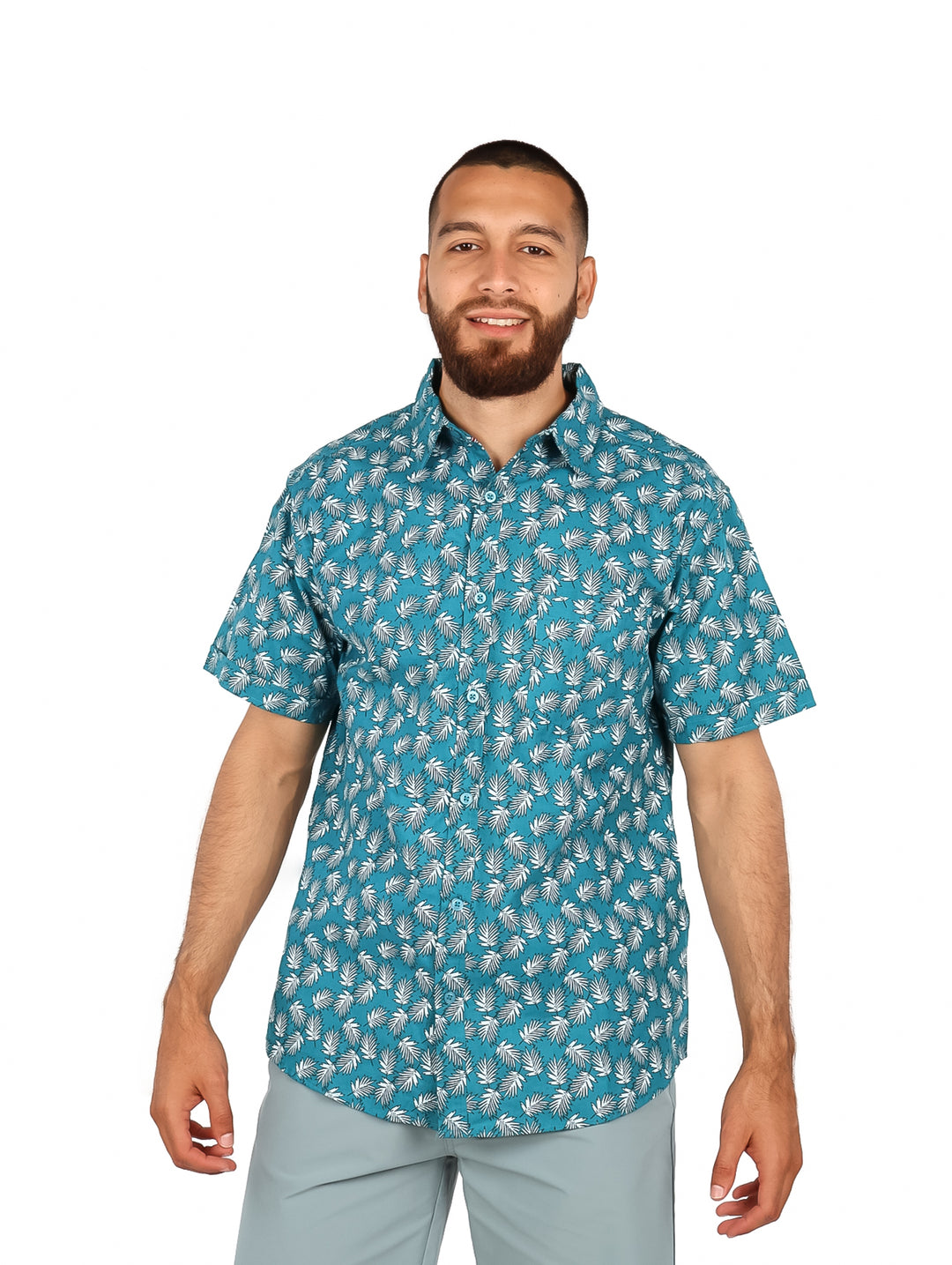 Hombre vistiendo una camisa casual de manga corta color azul claro con estampado de hojas blancas.