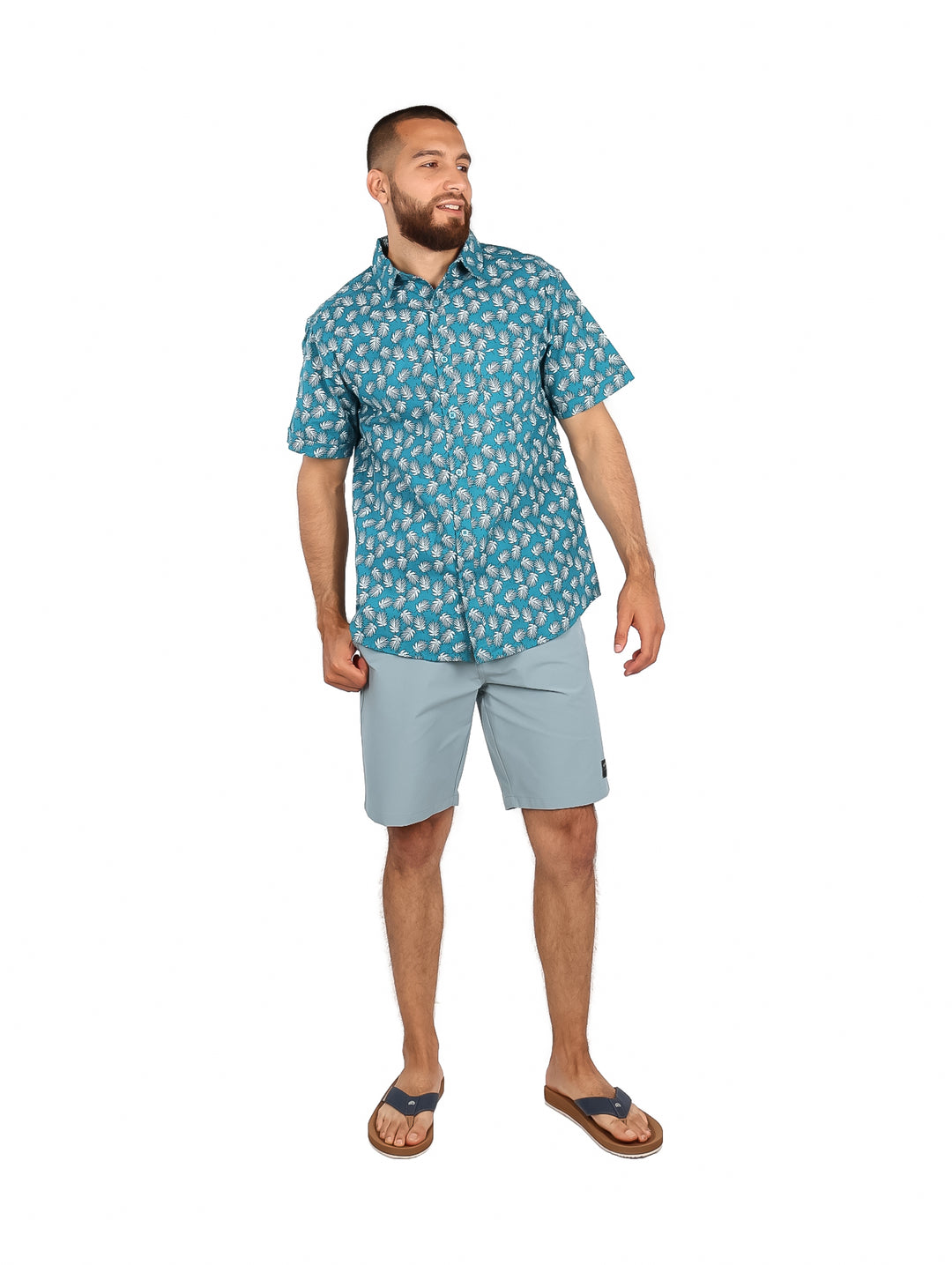 Hombre vistiendo una camisa casual de manga corta color azul claro con estampado de hojas blancas.