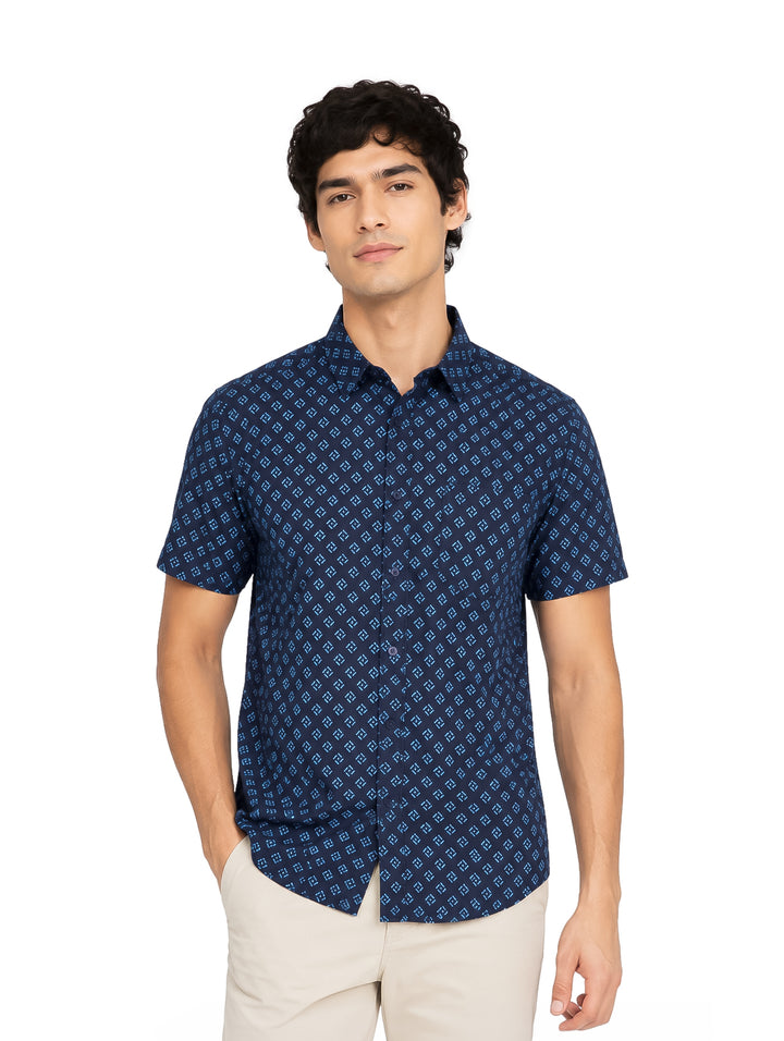 Hombre vistiendo camisa casual de manga corta color azul marino con estampado pequeño.