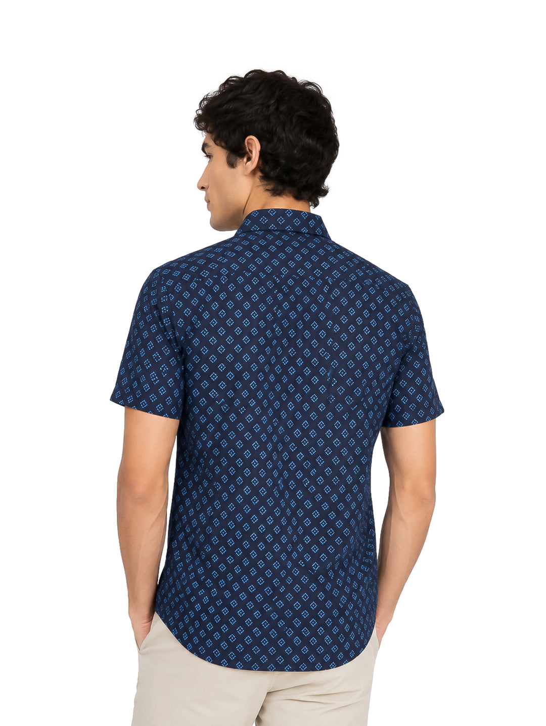 Hombre vistiendo camisa casual de manga corta color azul marino con estampado pequeño.