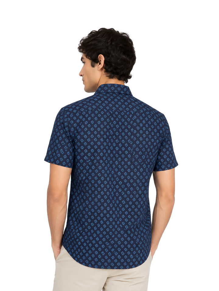 Hombre vistiendo camisa casual de manga corta color azul marino con estampado pequeño.