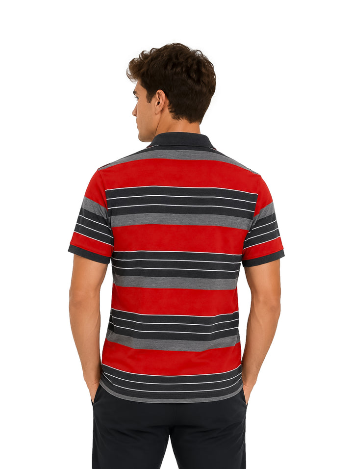 Hombre vistiendo playera polo de manga corta con rayas horizontales en colores rojo y gris.