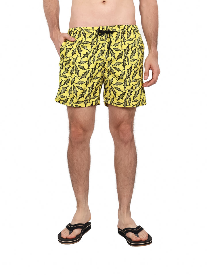 Traje de baño amarillo con estampado de tiburones negros para hombre.