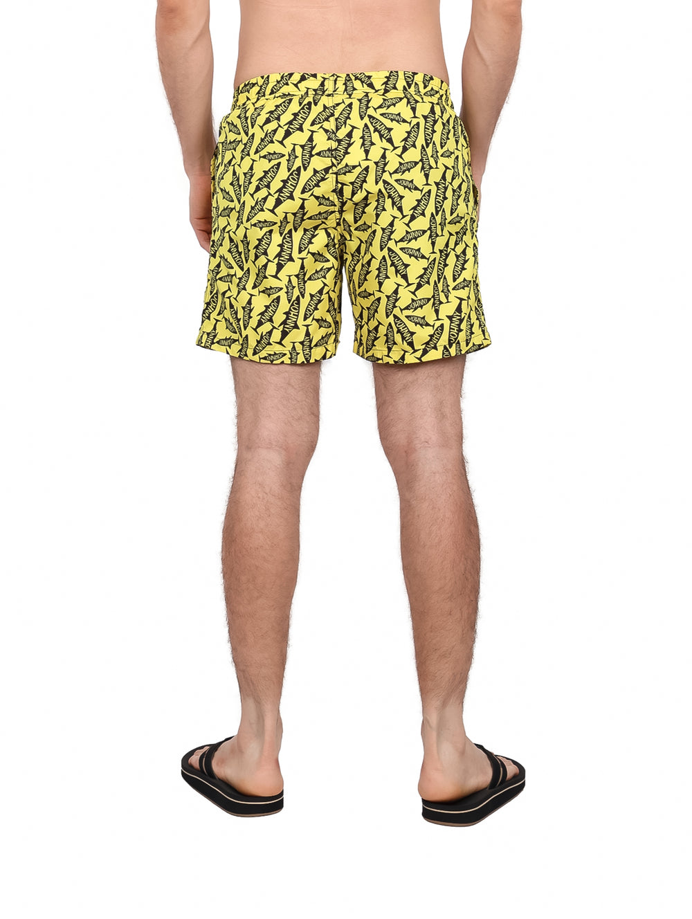 Traje de baño amarillo con estampado de tiburones negros para hombre.