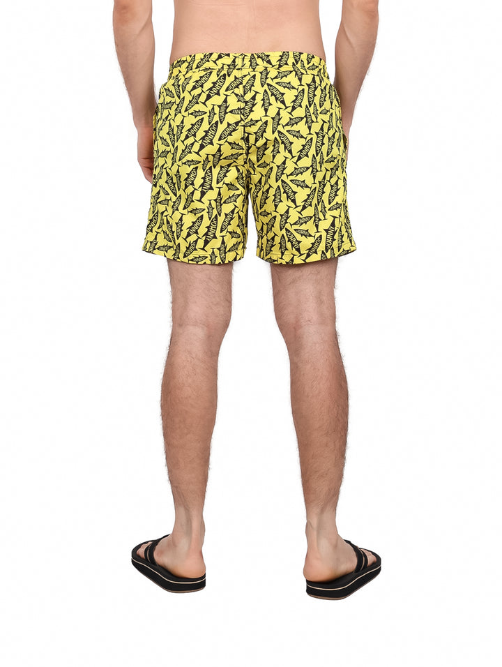 Traje de baño amarillo con estampado de tiburones negros para hombre.