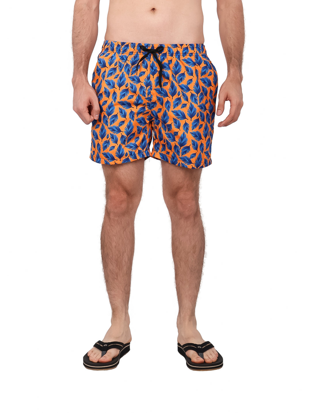 Traje de baño corto para hombre con estampado de hojas azules sobre fondo naranja.