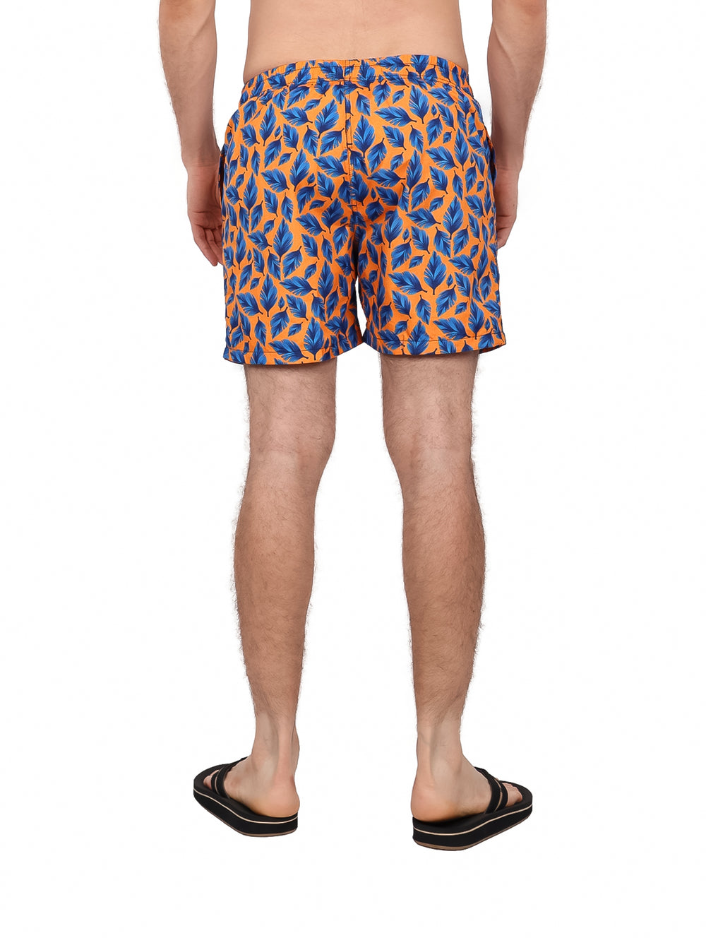 Traje de baño corto para hombre con estampado de hojas azules sobre fondo naranja.