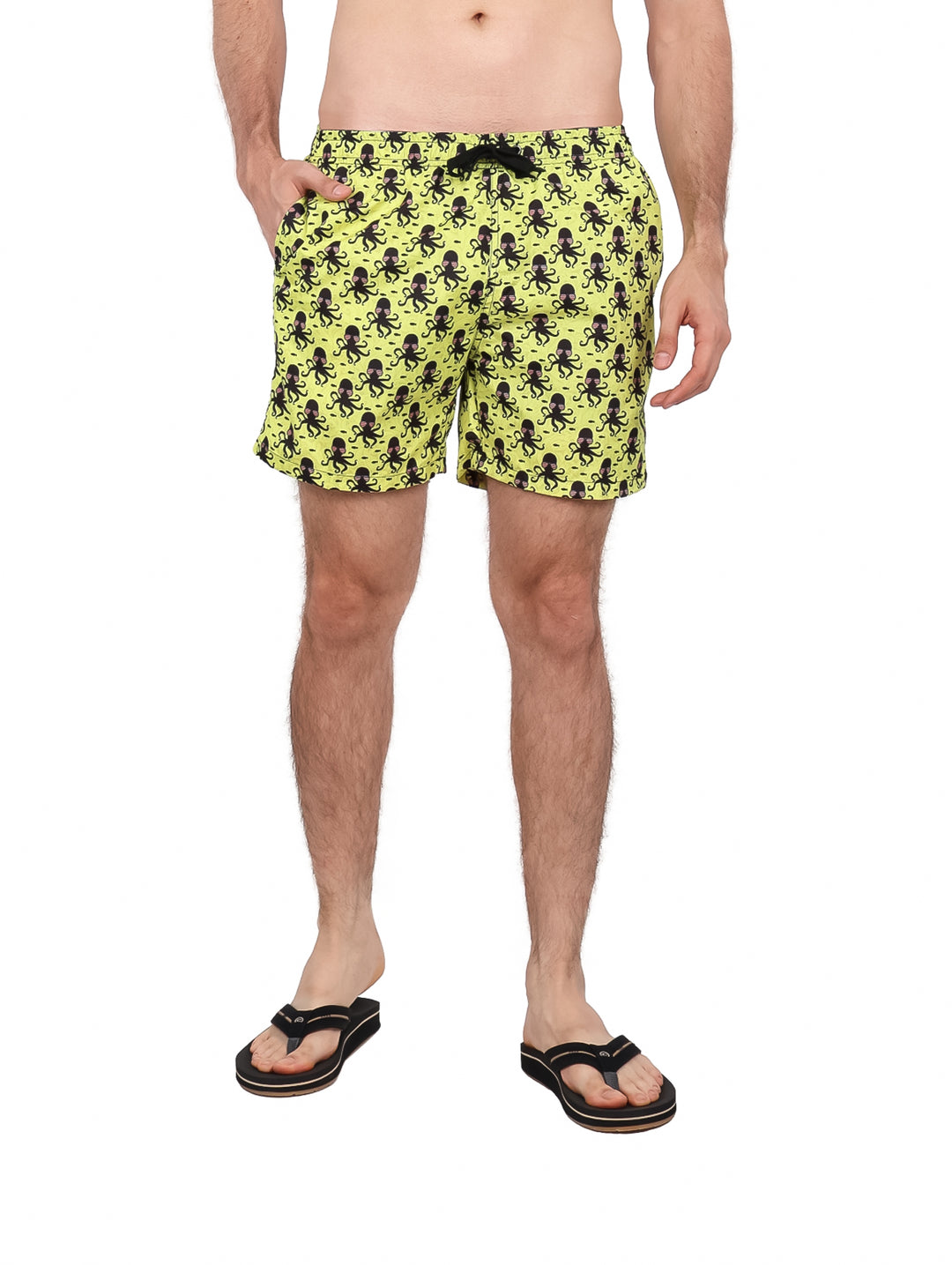 Traje de baño amarillo para Hombre con estampado de pulpos negros.