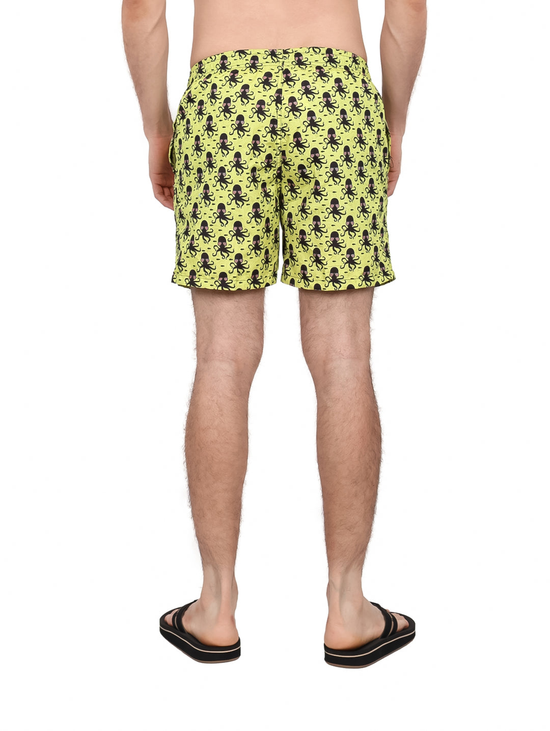 Traje de baño amarillo para Hombre con estampado de pulpos negros.