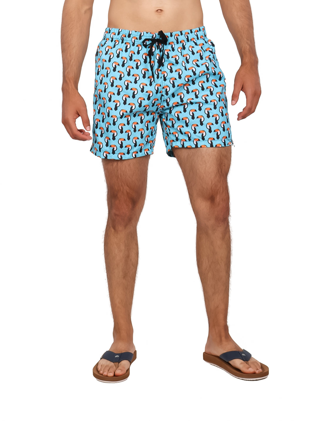 Traje de baño corto color azul claro con estampado de tucanes para hombre.