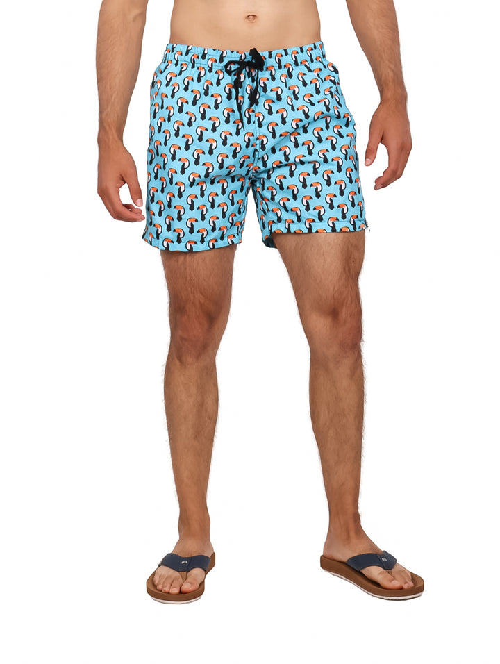 Traje de baño corto color azul claro con estampado de tucanes para hombre.