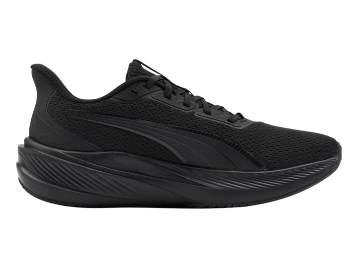 Tenis deportivos PUMA color negro total con malla transpirable y suela ligera.