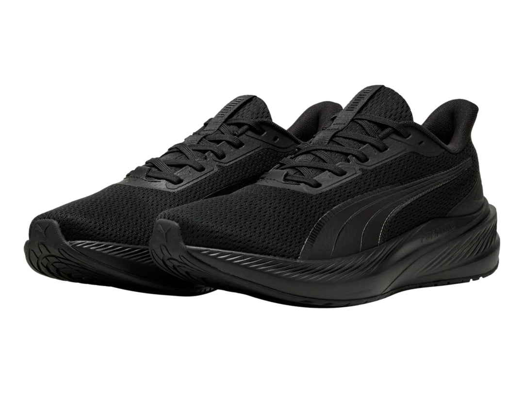 Tenis deportivos PUMA color negro total con malla transpirable y suela ligera.