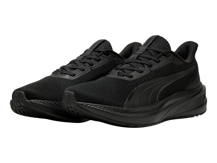 Tenis deportivos PUMA color negro total con malla transpirable y suela ligera.