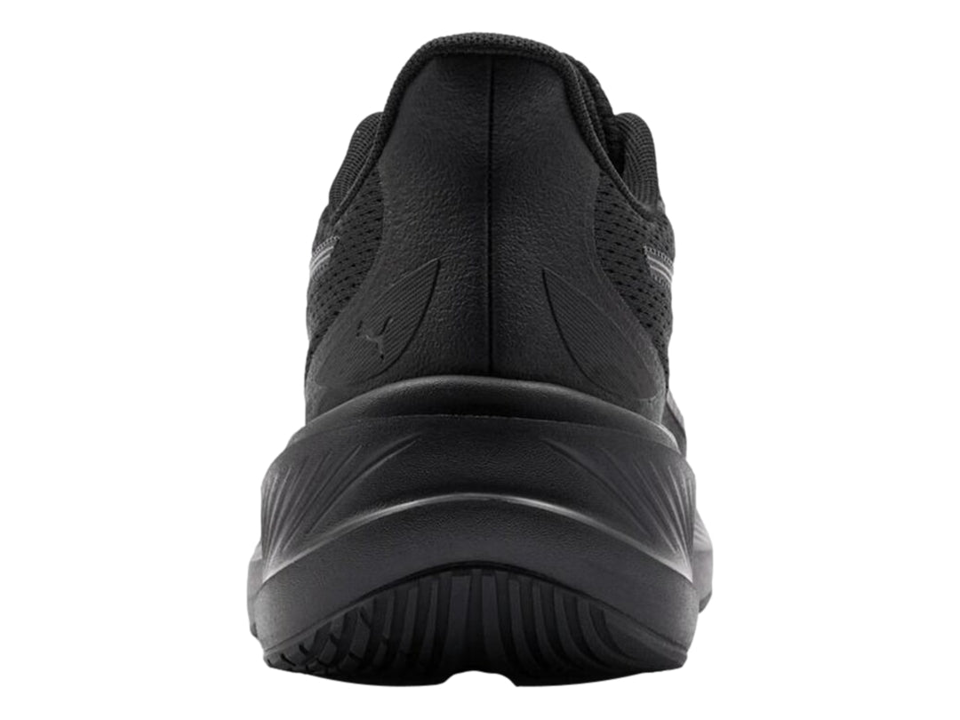 Tenis deportivos PUMA color negro total con malla transpirable y suela ligera.