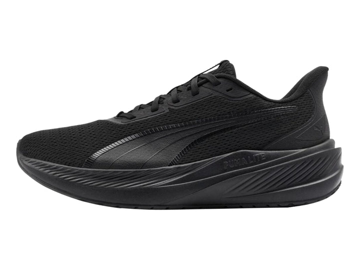 Tenis deportivos PUMA color negro total con malla transpirable y suela ligera.