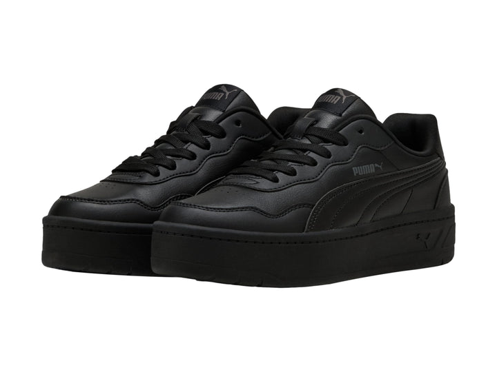 Tenis PUMA Court Lally Skye color negro con suela de plataforma gruesa.