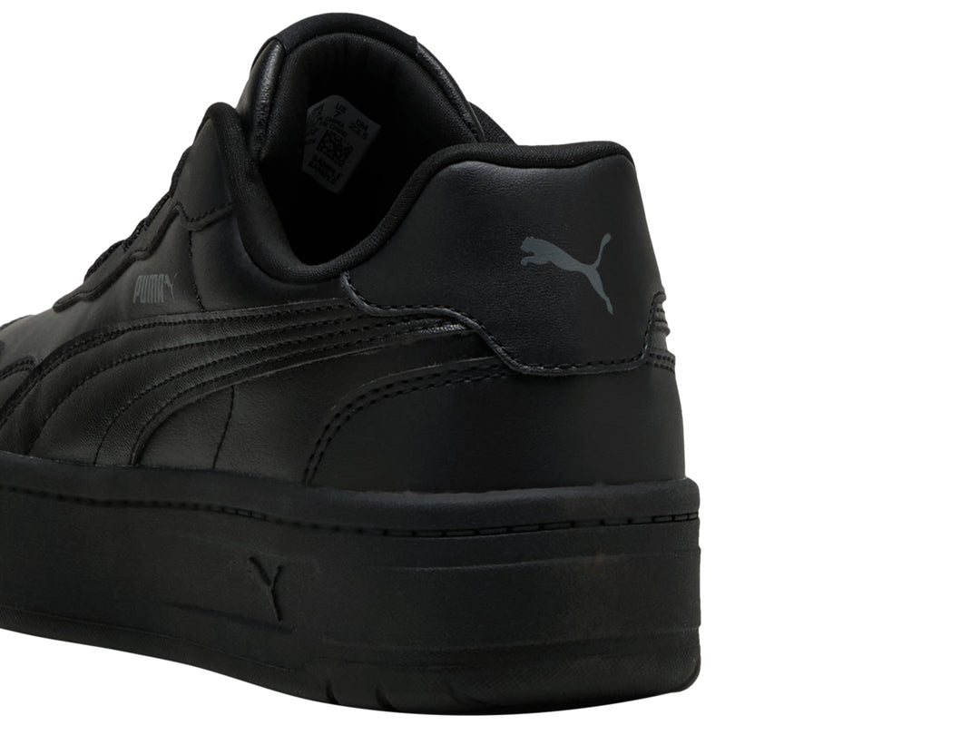 Tenis PUMA Court Lally Skye color negro con suela de plataforma gruesa.