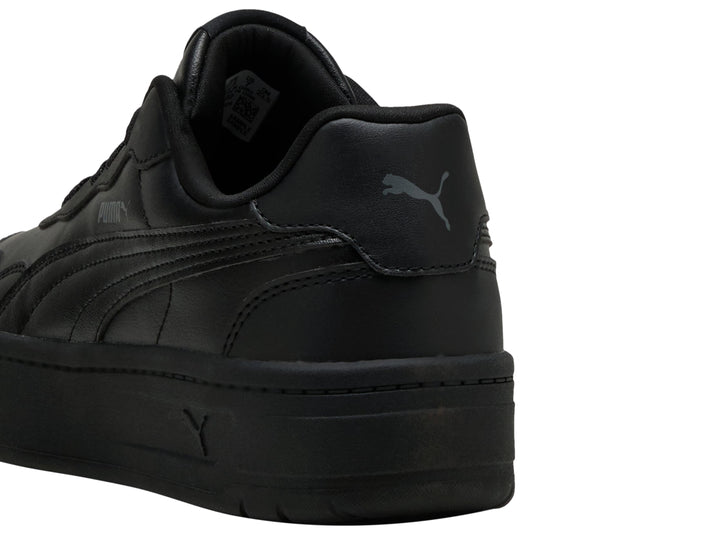Tenis PUMA Court Lally Skye color negro con suela de plataforma gruesa.