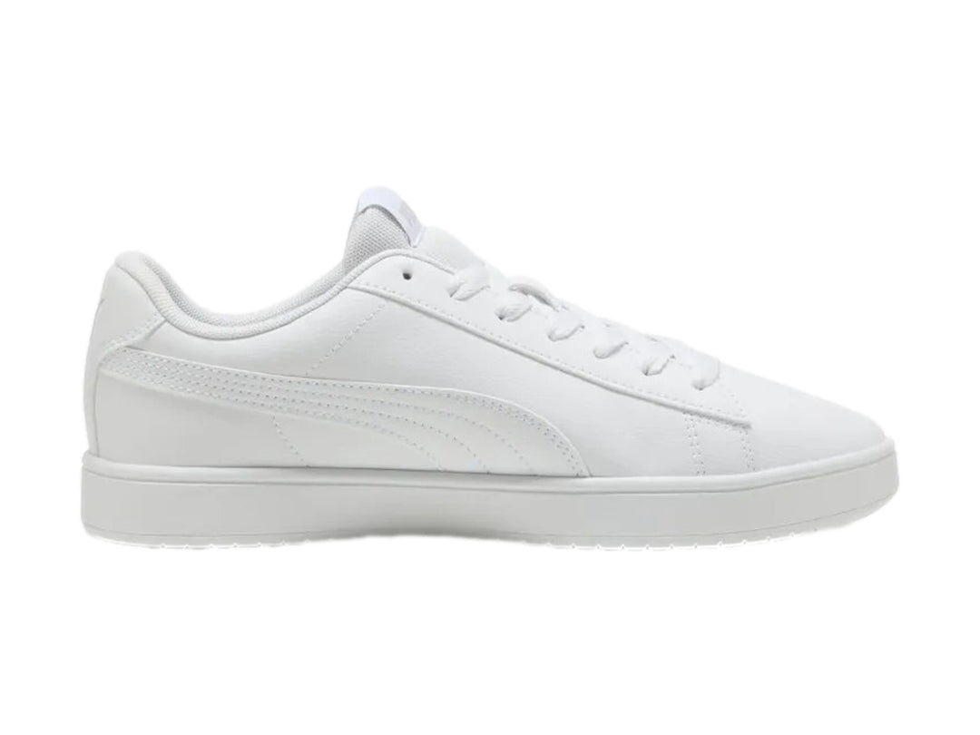 Tenis PUMA Rickie Classic para mujer en color blanco con detalle lateral en plata y suela blanca.
