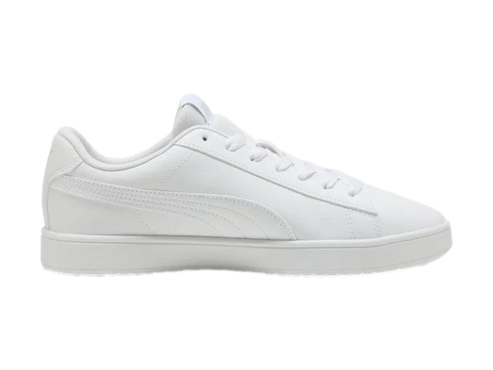 Tenis PUMA Rickie Classic para mujer en color blanco con detalle lateral en plata y suela blanca.