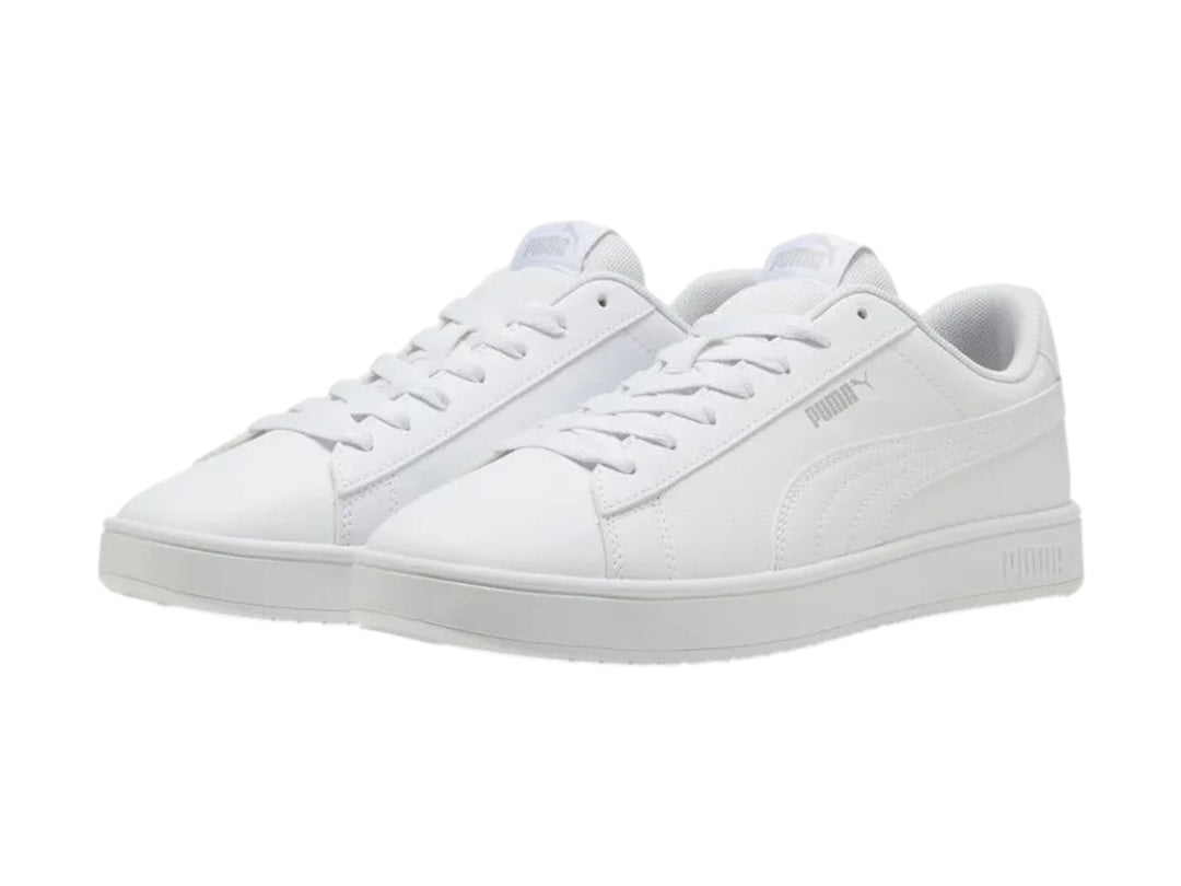 Tenis PUMA Rickie Classic para mujer en color blanco con detalle lateral en plata y suela blanca.