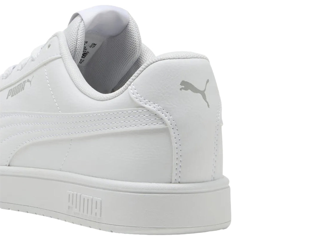 Tenis PUMA Rickie Classic para mujer en color blanco con detalle lateral en plata y suela blanca.