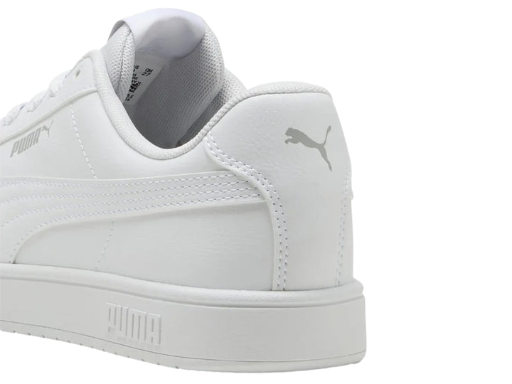 Tenis PUMA Rickie Classic para mujer en color blanco con detalle lateral en plata y suela blanca.