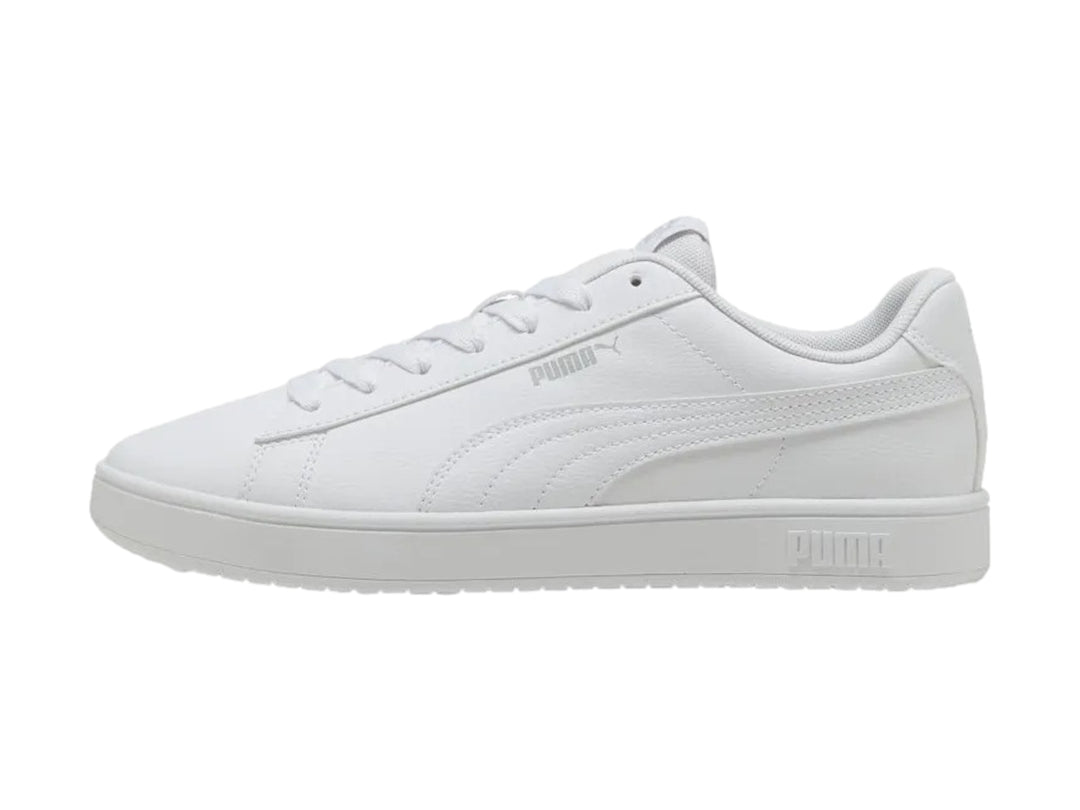 Tenis PUMA Rickie Classic para mujer en color blanco con detalle lateral en plata y suela blanca.