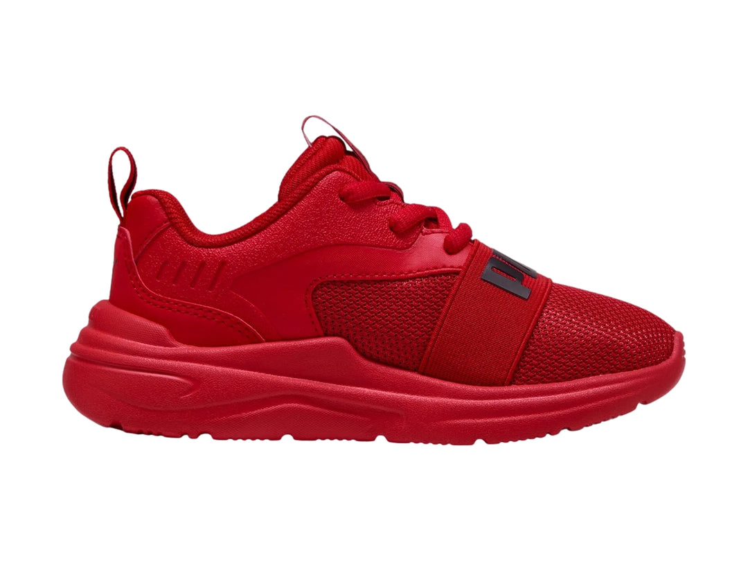 Tenis PUMA color rojo con detalles en negro, diseño deportivo para niños.