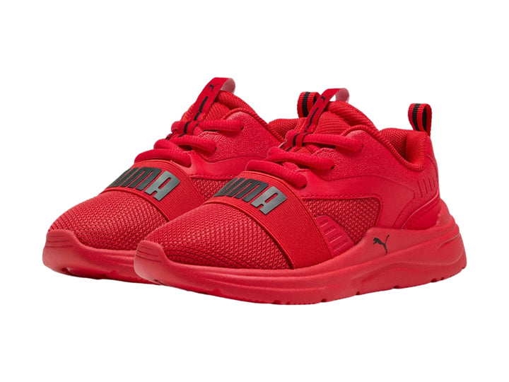 Tenis PUMA color rojo con detalles en negro, diseño deportivo para niños.