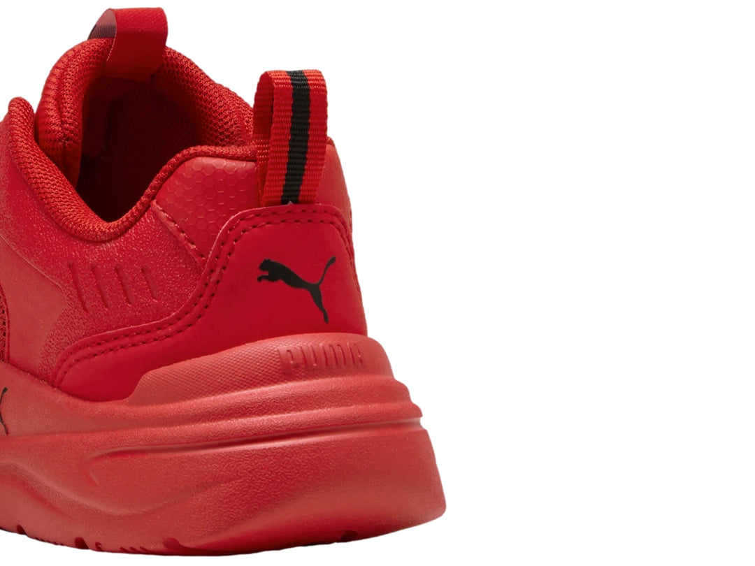 Tenis PUMA color rojo con detalles en negro, diseño deportivo para niños.