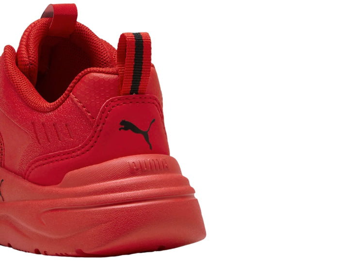 Tenis PUMA color rojo con detalles en negro, diseño deportivo para niños.