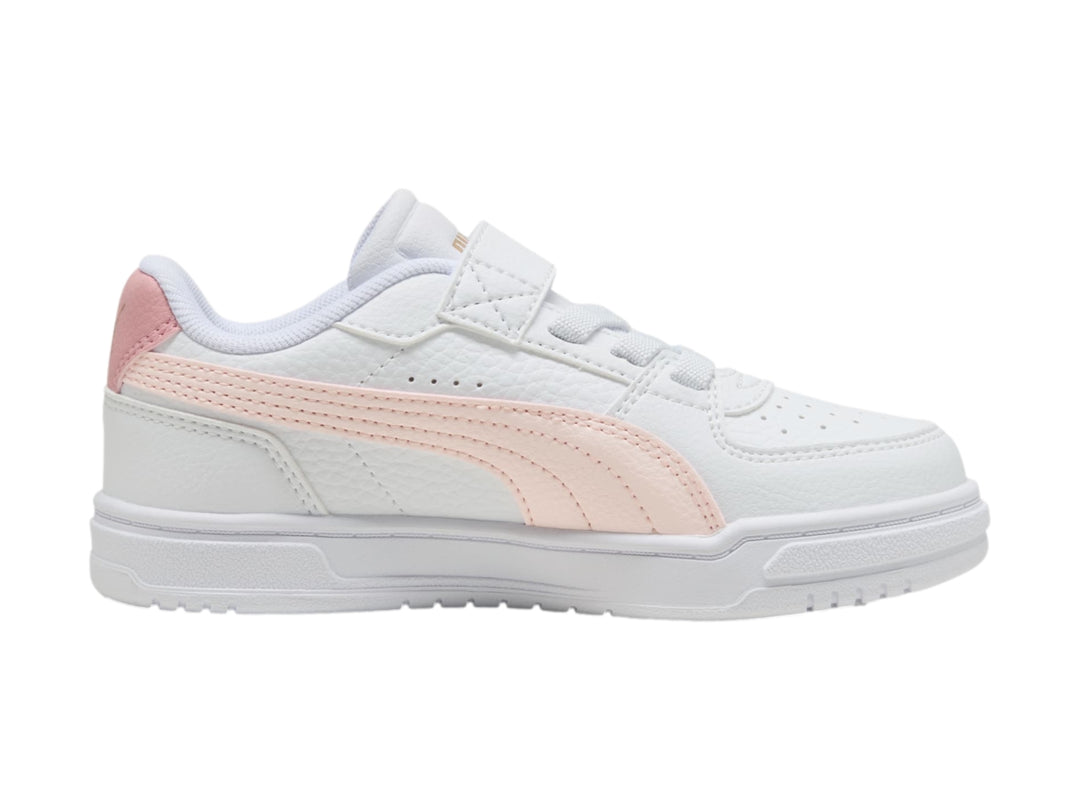 Tenis PUMA blancos con detalles en rosa y correa de velcro para niños.