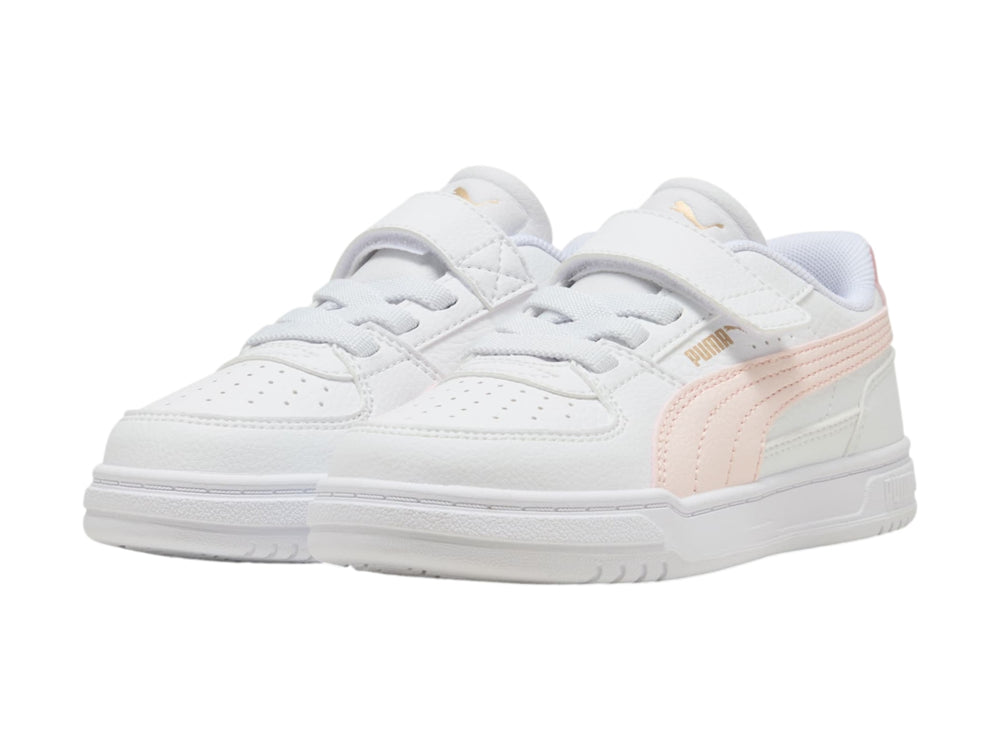 Tenis PUMA blancos con detalles en rosa y correa de velcro para niños.