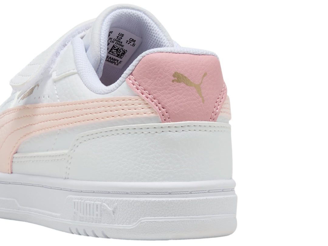 Tenis PUMA blancos con detalles en rosa y correa de velcro para niños.